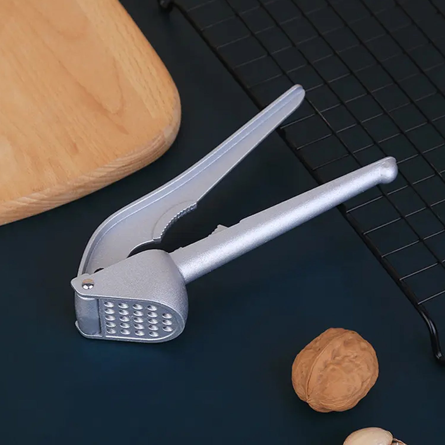 7030A Garlic Press All Aluminum Easy to Use with Light Weight without Difficulty Cooking Baking, Kitchen Tool, Dishwaher Safe